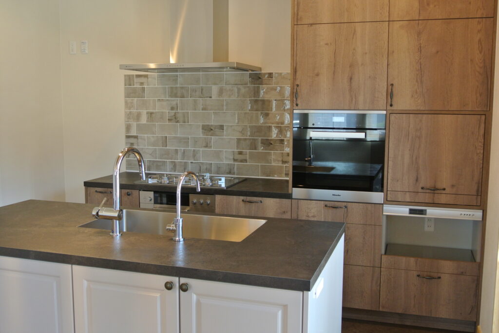 ビルトインオーブンのあるキッチン