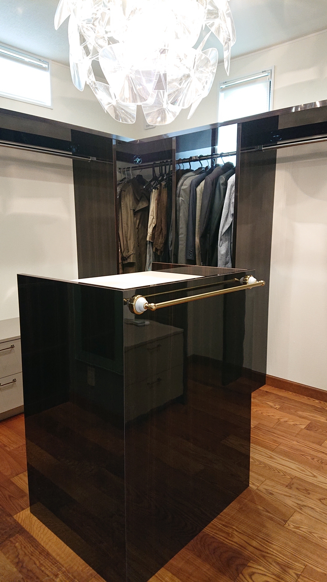 捨てないで正解！収納棚をリメイクして「クローゼットのアイランドテーブル」に