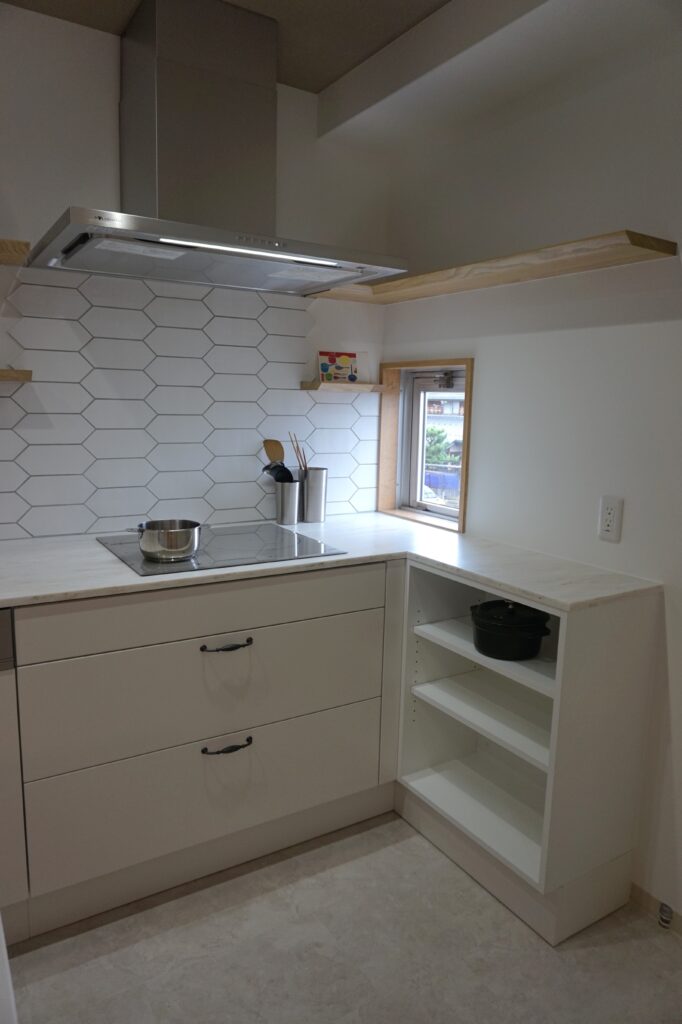 コンロの横にOPEN棚　鍋の収納