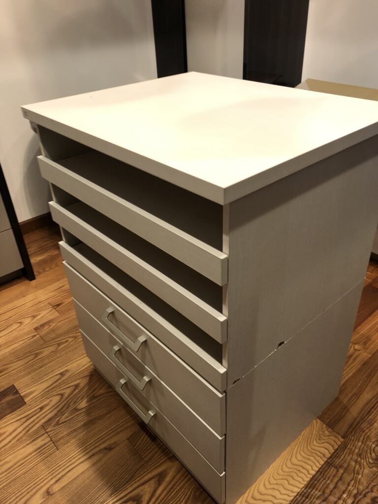 既存の引出しタイプの収納棚