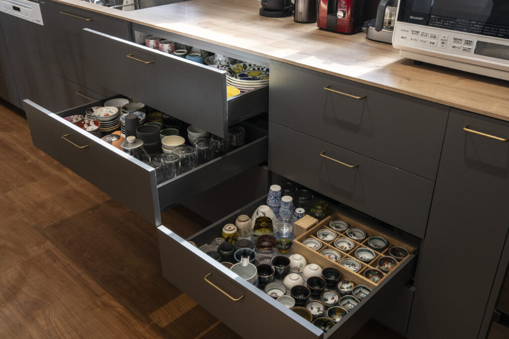 引出し内部の食器収納