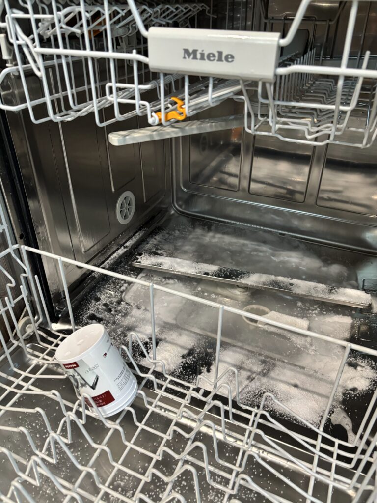 専用洗浄剤を入れる