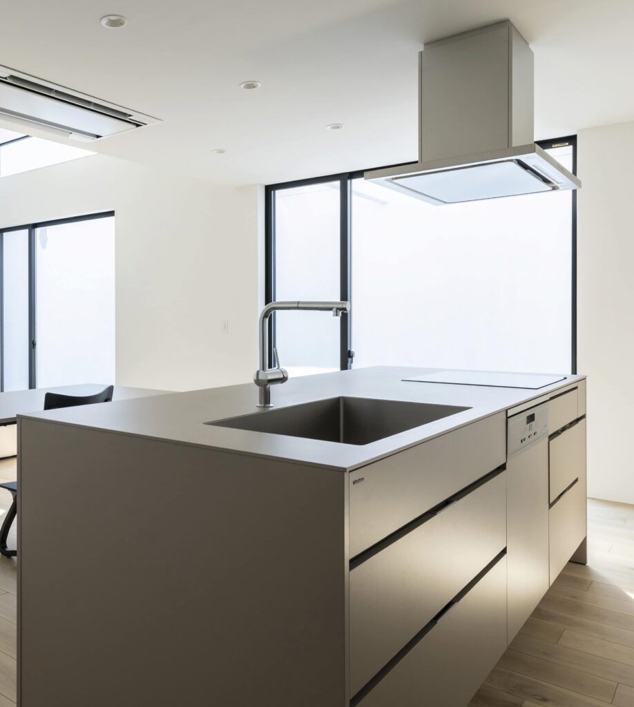 把手レスのアイランドキッチン