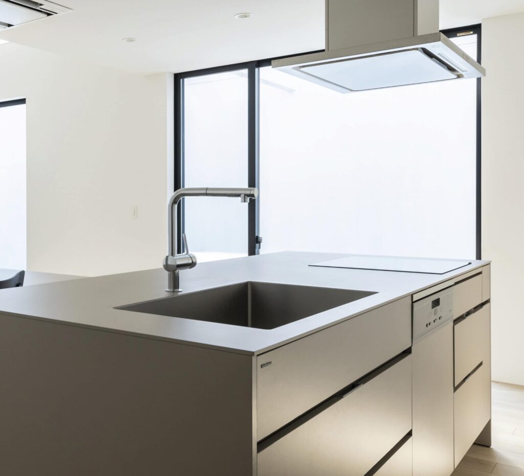 把手レスのアイランドキッチン