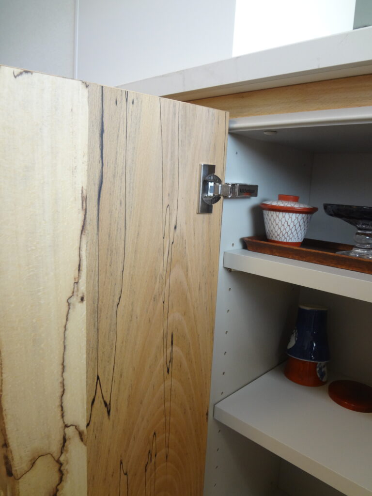 お気に入りの棚にはお気に入りの食器を入れる