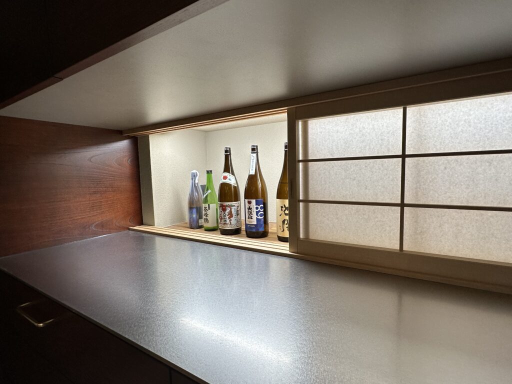 障子戸の奥にはお酒専用収納棚