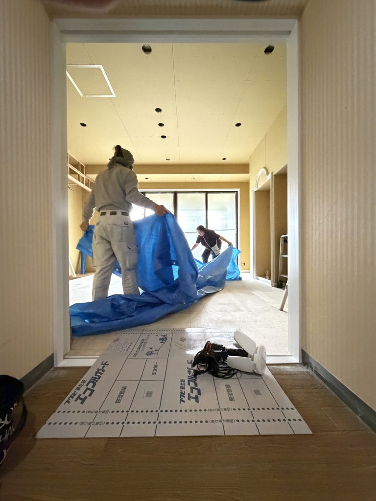 クロス工事に入る前の養生